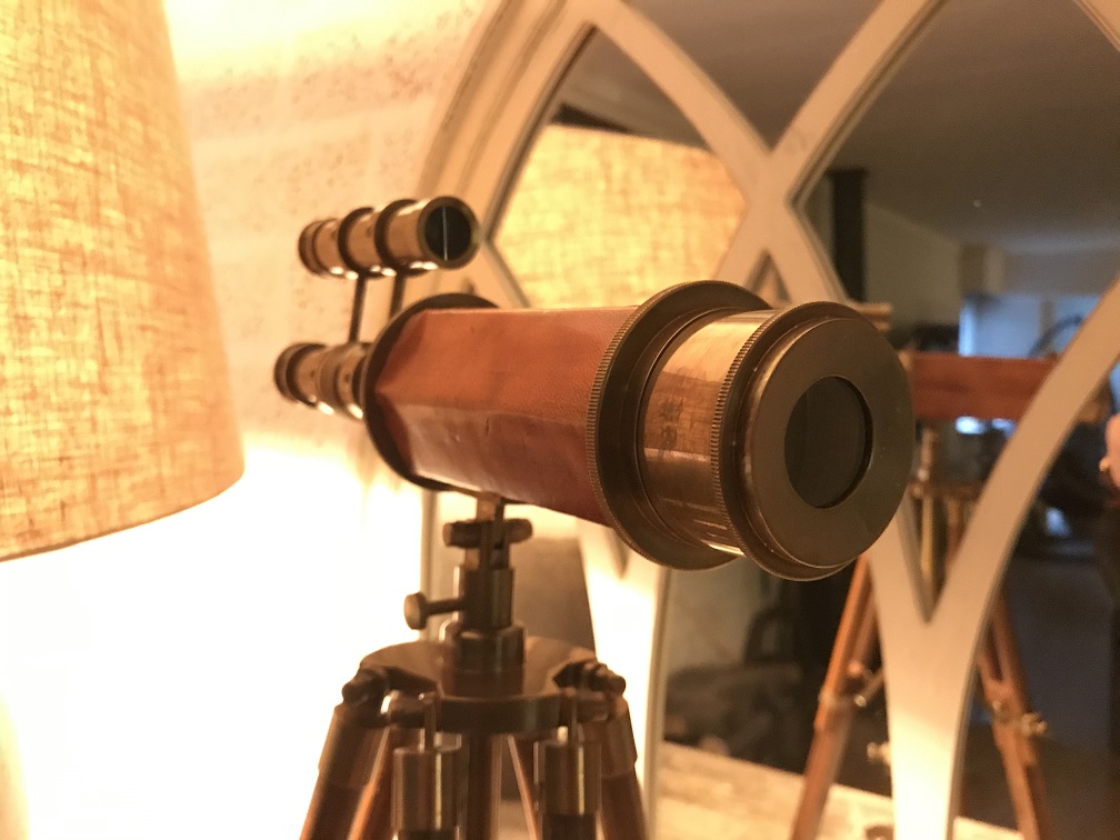Schönes dekoratives Teleskop auf einem Holzstativ