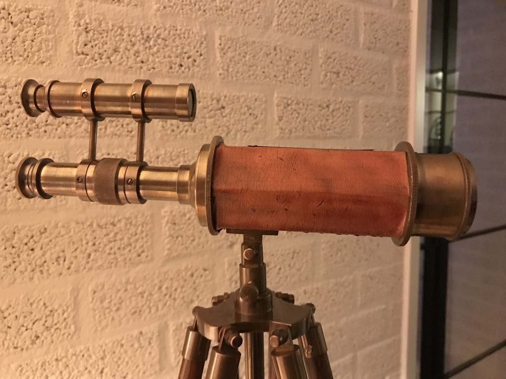 Prachtige decoratieve telescoop op een houten statief