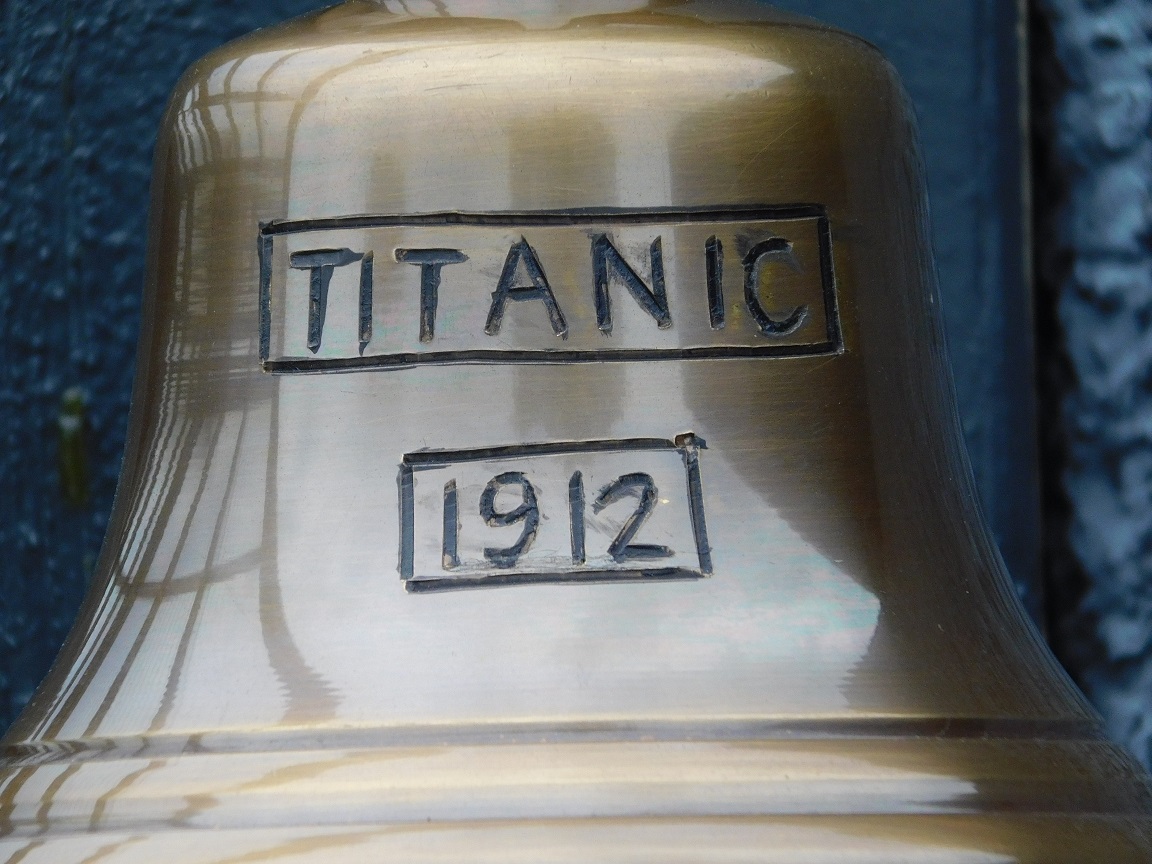 Glocke 'Titanic 1912' mit Seil, patiniertes Messing, Hausdekoration