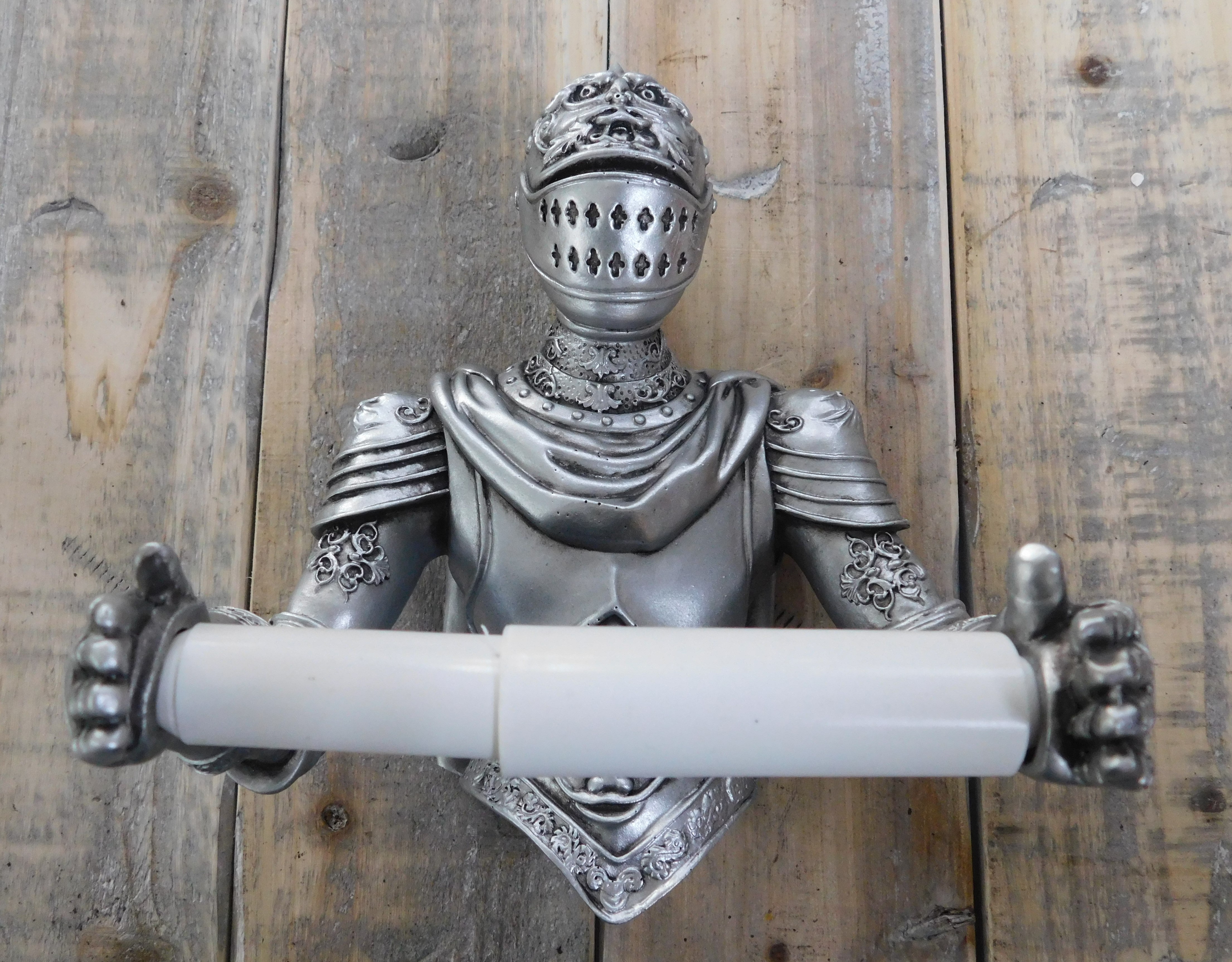 Ein Toilettenpapierhalter in Form eines Ritters, eine schöne Dekoration!
