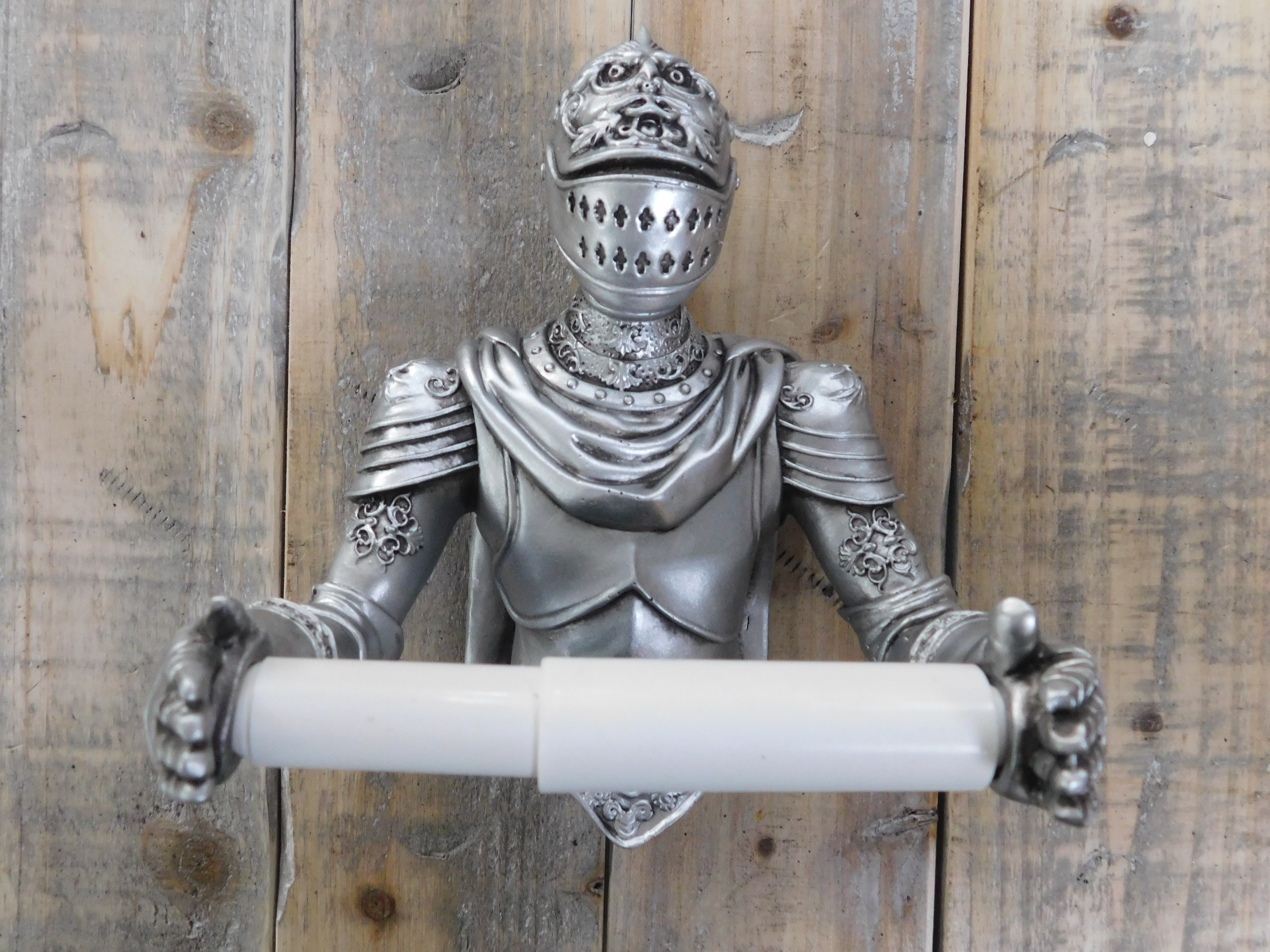 Een toiletrolhouder in de vorm van een ridder, leuke decoratie!