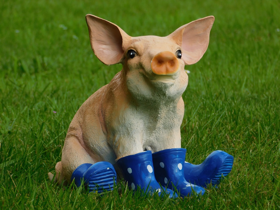 Gartenstatue Schwein, lustige Figur, Tier mit Stiefeln, Gartendeko