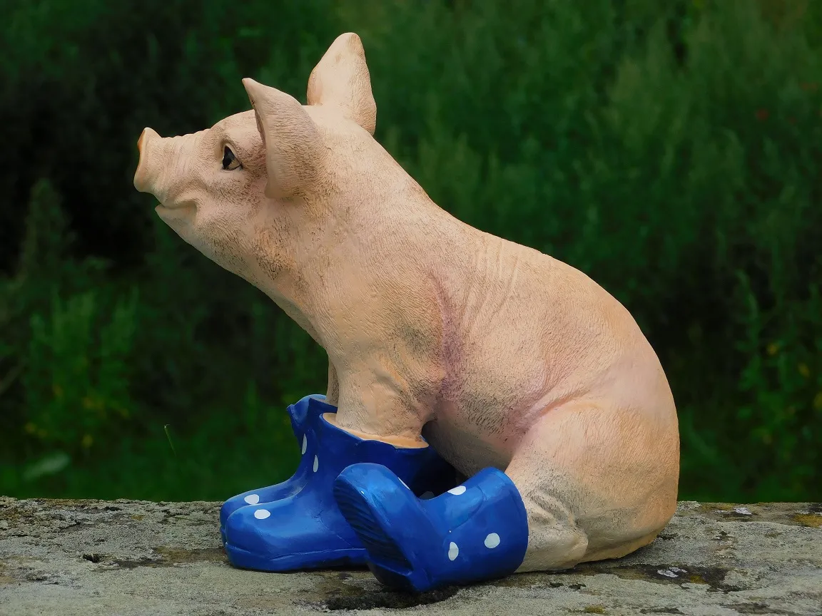 Schwein - Polystone - 28 cm - blaue Stiefel - lustig