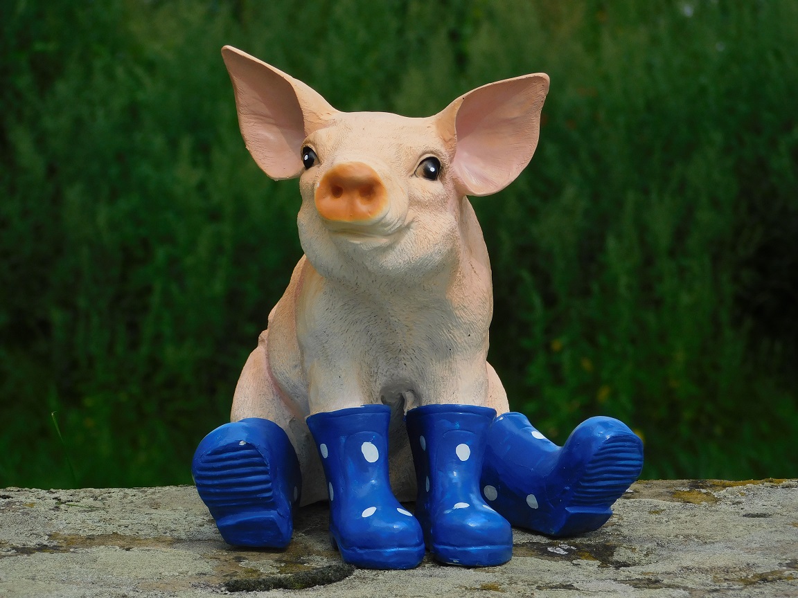 Gartenstatue Schwein, lustige Figur, Tier mit Stiefeln, Gartendeko