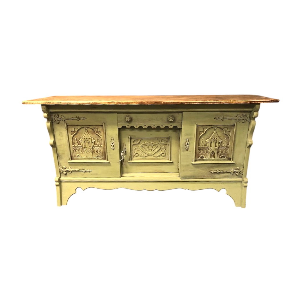 Prachtig middeleeuws kasteel dressoir met prachtig hout snijwerk
