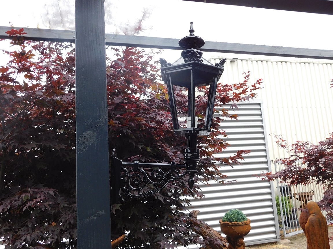 Außenlampe, Aluminium - schwarz, Schlossarm + mittlerer Schirm