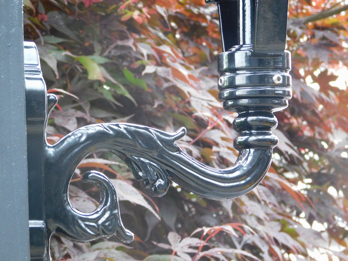 Klassische Wandleuchte, Aluminium - schwarz, dekorativer Arm + mittlerer Schirm