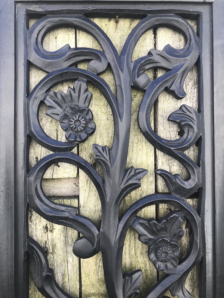 Wandschmuck aus Holz mit einem Rosenrelief