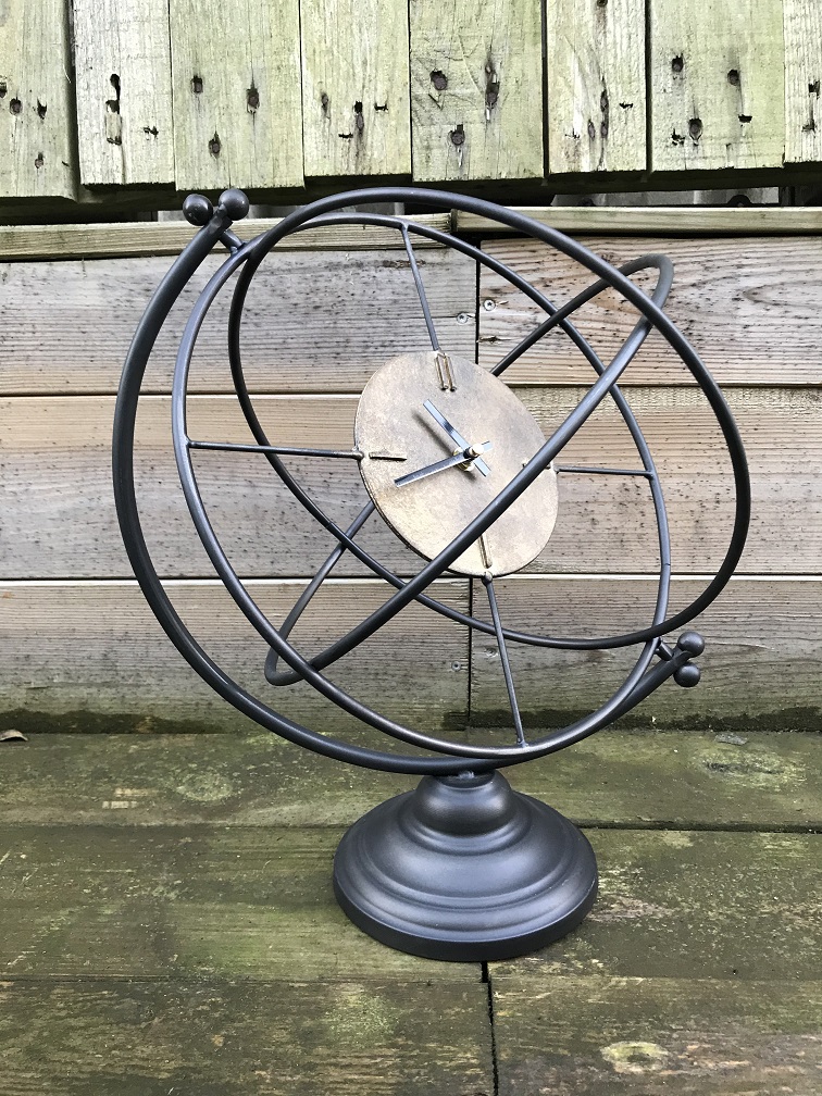 Een klok verwerkt in een wereldbol, heel fraai!