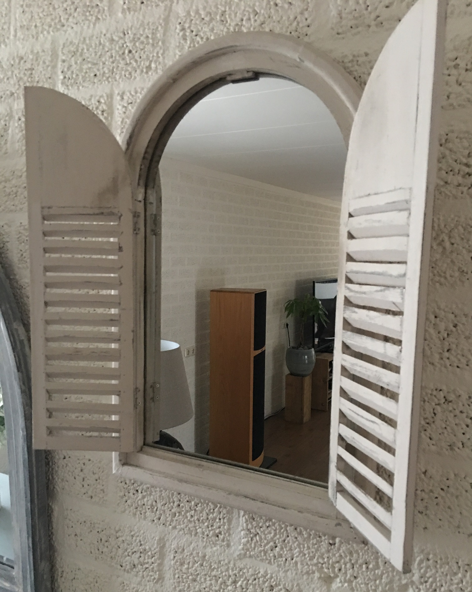 Spiegel venster met houten frame in Indische stijl