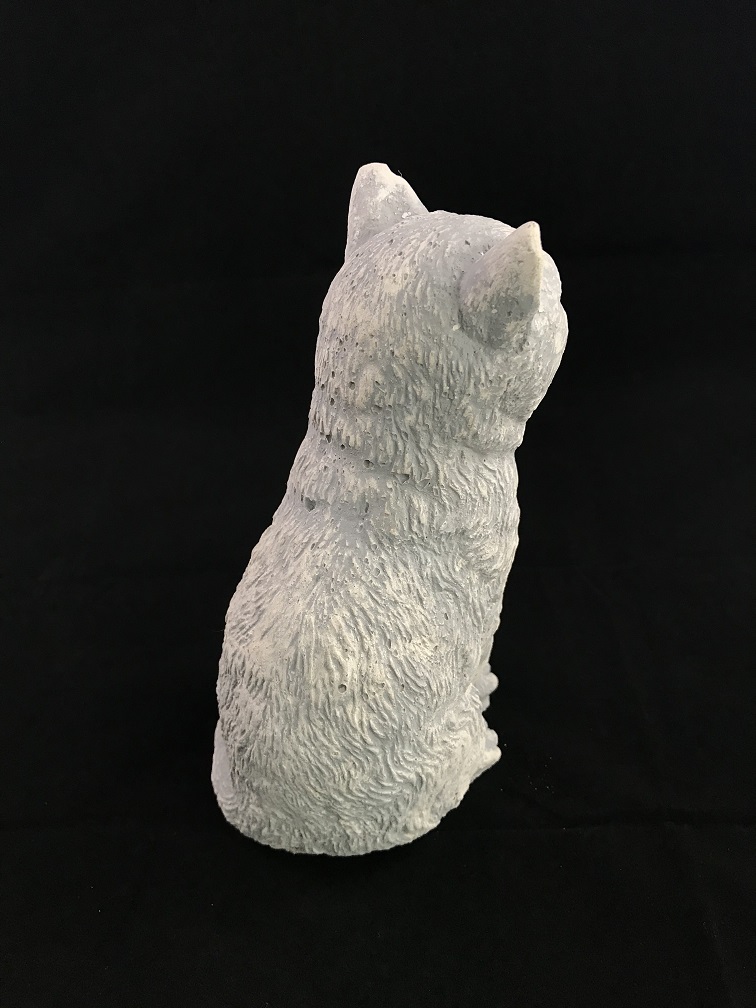 Eine schöne sitzende Katze, aus Stein, wunderschön detailliert