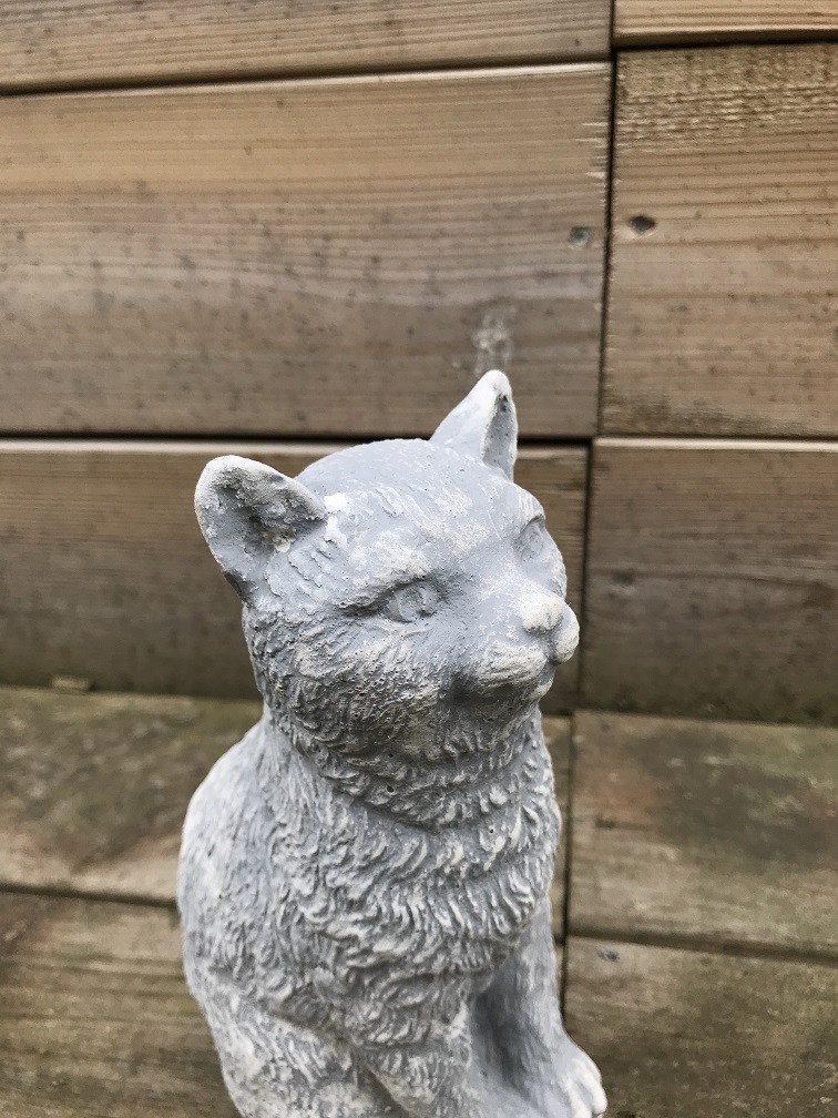 Eine schöne sitzende Katze, aus Stein, wunderschön detailliert