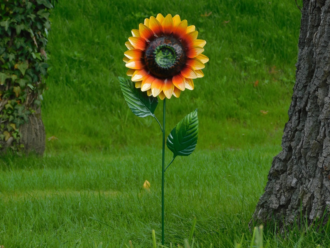 Diese Sonnenblume ist ein Kunstwerk, das ganz aus Metall besteht.