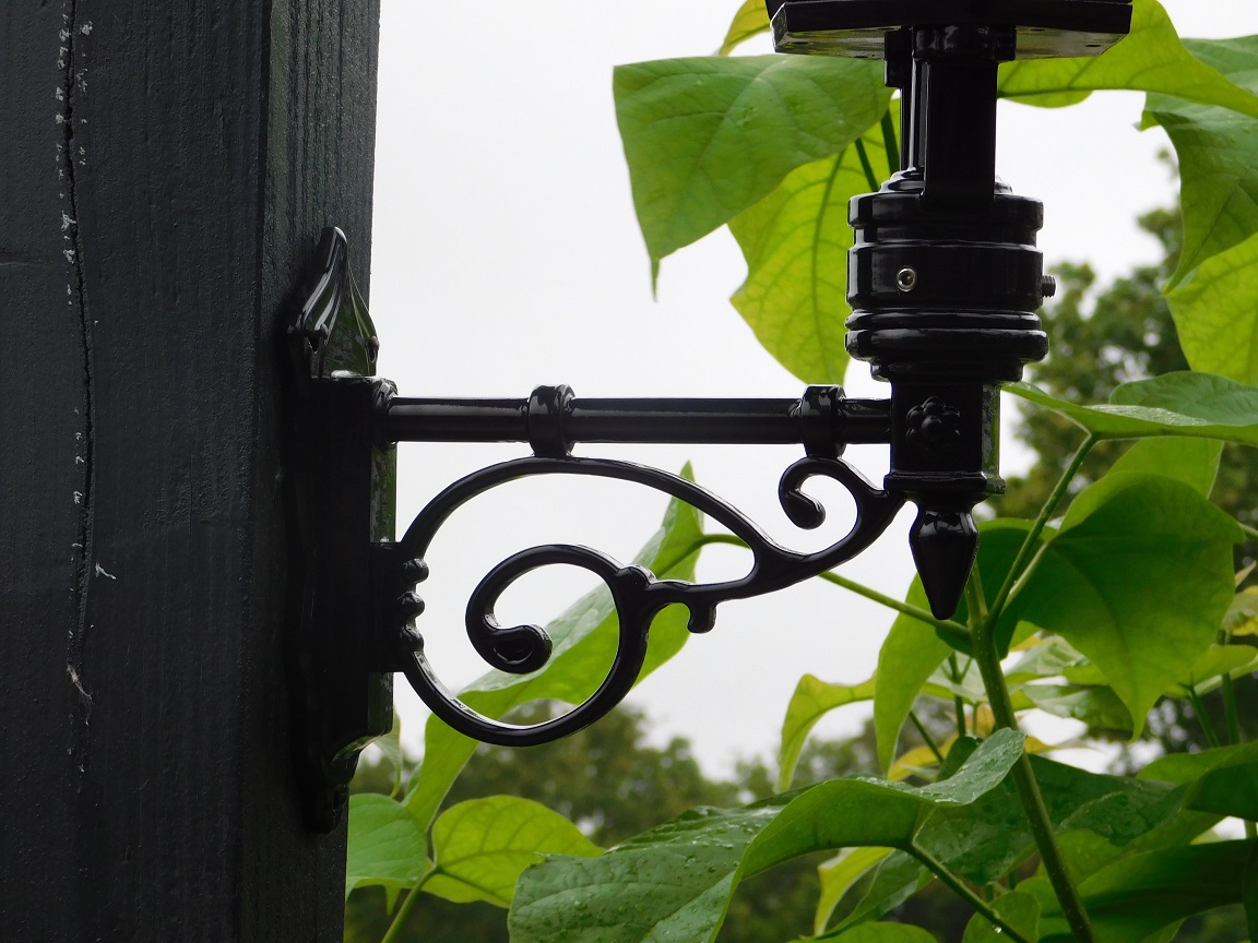 Wandleuchte, Aluminium - schwarz, dekorativer Arm + kleiner Schirm - Gartenbeleuchtung