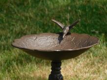 Bain d'oiseaux sur pied avec oiseau – 58,5 cm – fonte – marron