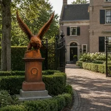 Gietijzeren adelaar op sokkel – 175 cm – roestkleur
