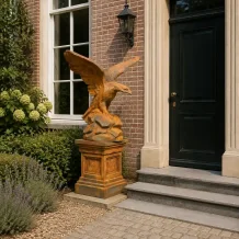 Groot tuinbeeld adelaar op sokkel - oxide - stenen beeld