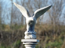 Ensemble de 2 aigles sur socle – statues en pierre 140 cm.
