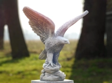Aigle sur piédestal – statue en pierre 130 cm – classique & majestueux.