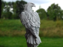 Adler auf Sockel - 165 cm - massiver Stein - naturgetreu