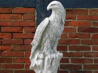 Adelaar op boomstronk - tuinbeeld - 105 cm - steen