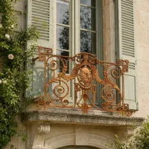 Grille en fonte - fenêtre et balcon - avec médaillon - style antique