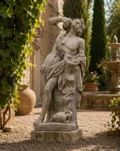 Groot tuinbeeld van een Griekse god - klassiek stenen figuur