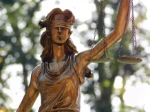 Vrouwe Justitia beeld – goudkleurig – polystone – 83 cm