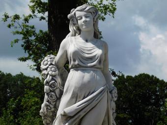 Statue d'une femme avec une couronne de fleurs – 175 cm – pierre classique