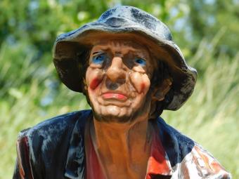 Beeld oude man – wandelstok en fles – polystone – 88 cm