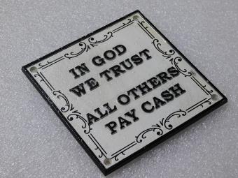 Panneau en fonte – “In God We Trust – All Others Pay Cash”