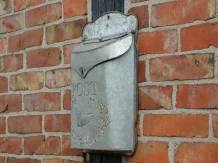 Vintage zinken wandbrievenbus met sierlijke decoraties