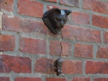 Deurklopper poes met muis – gietijzer – uniek en duurzaam