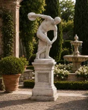 Discobolus op sokkel - wit stenen figuur - klassieke god