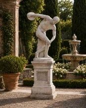 Discobolus op sokkel - wit stenen figuur - klassieke god