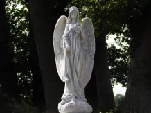 Stenen tuinbeeld engel met rozen op sokkel – 117 cm