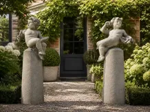 Klassieke set van 2 Putti op sokkel - 130 cm - vintage steen