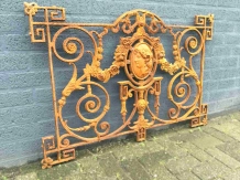 Grille en fonte - fenêtre et balcon - avec médaillon - style antique