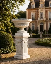 Pot à fleurs à draperie sur socle – 128 cm – décor pierre
