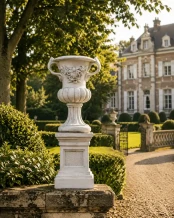 Vase en pierre sur socle avec oreilles – 153 cm – style classique.