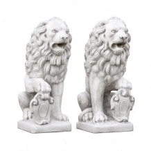 Grote leeuwen met schild - stenen dierenbeeld - set van 2