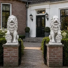 Grote leeuwen met schild - stenen dierenbeeld - set van 2