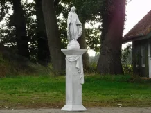 Mariabeeld op Medusa-sokkel – stenen tuinbeeld – 170 cm