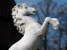 Tuinbeeld paard, steen, steigerend paardsculptuur