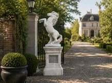 Paard tuinbeeld op zuil - groot dierenbeeld van steen