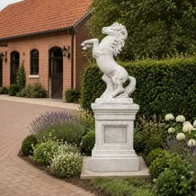 Paard tuinbeeld op zuil - groot dierenbeeld van steen