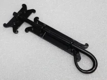 Schwarzer Riegel – Eisen – 31 cm – klassischer Torbeschlag