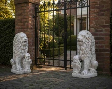 Grote leeuwen met schild - stenen dierenbeeld - set van 2