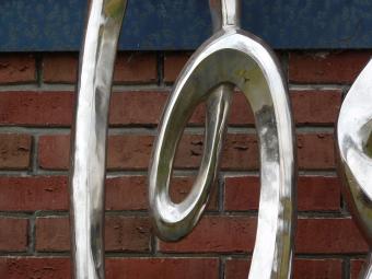 Ensemble de sculptures abstraites – 130 cm – aluminium argenté avec socle en marbre