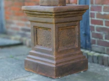Grand socle carré – pilier en oxyde – pierre – 60 cm